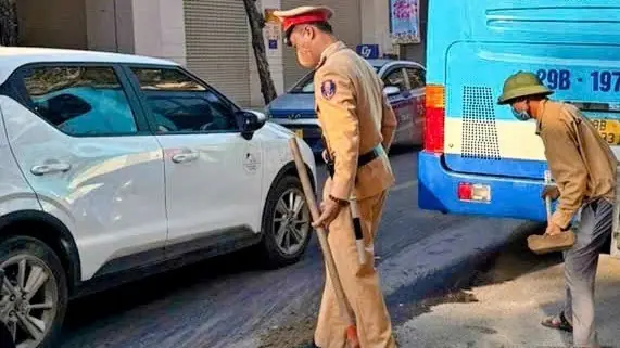 Nhanh chóng xử lý vết dầu máy loang trên đường